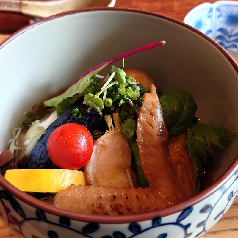 鶏手羽先と揚げ茄子の冷しうどん(手料理嘉文 )