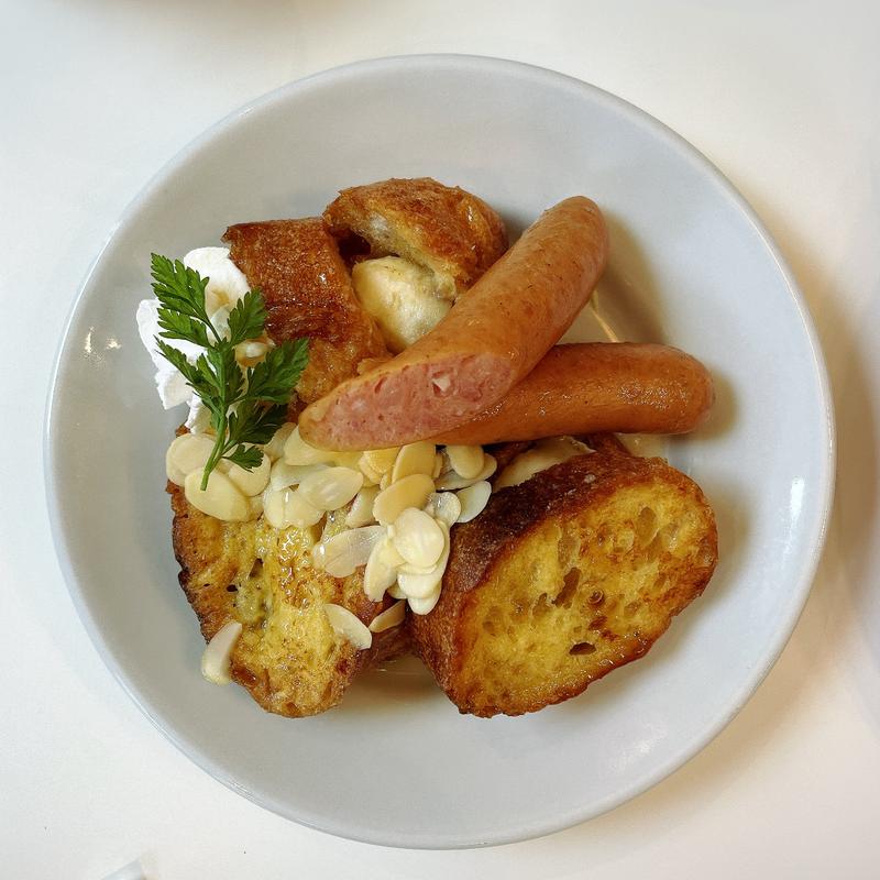 フレンチトーストwith自家製ソーセージ(CAFEDICT)