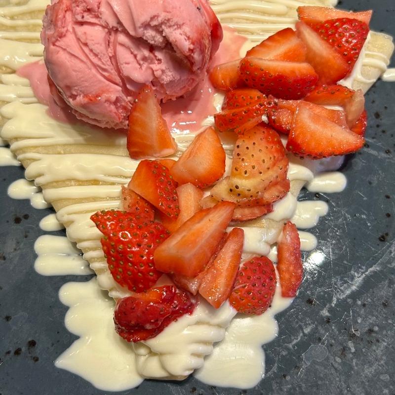 クレープ いちご アイスクリーム(Little Dessert Shop Fulham)