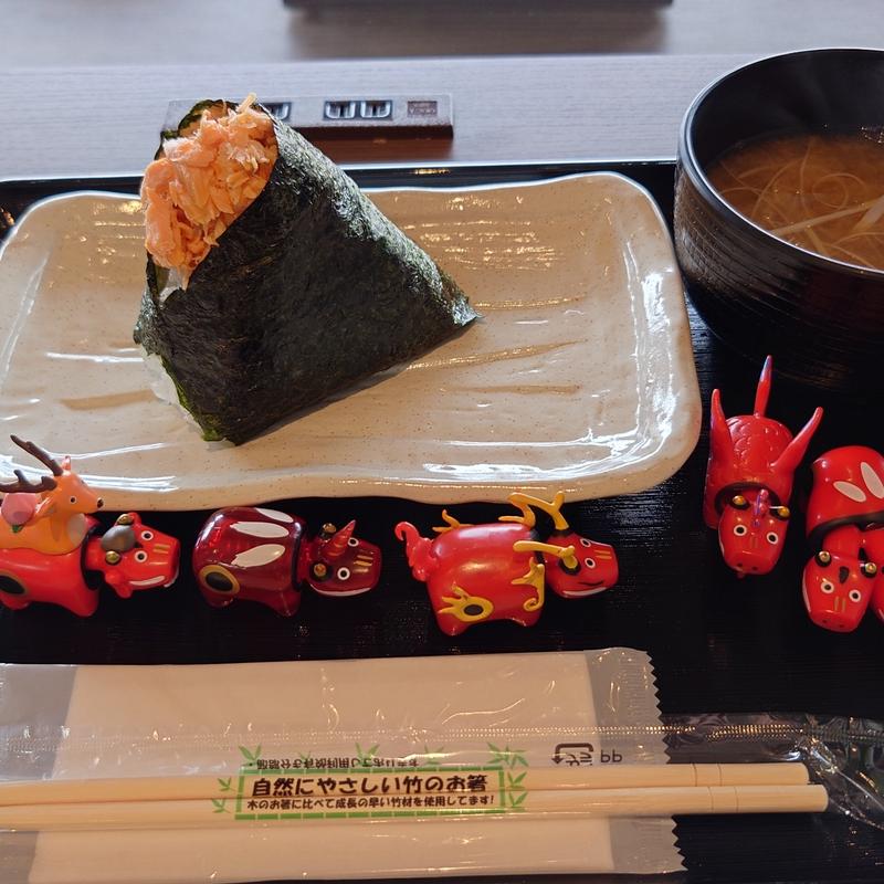 しゃけとうめのおにぎり(おにぎり すず屋)