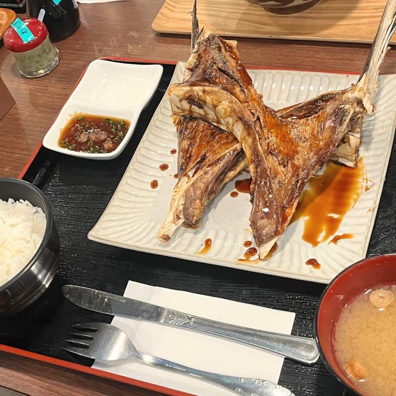 まぐろカマ焼き定食(お魚屋みーかがん)