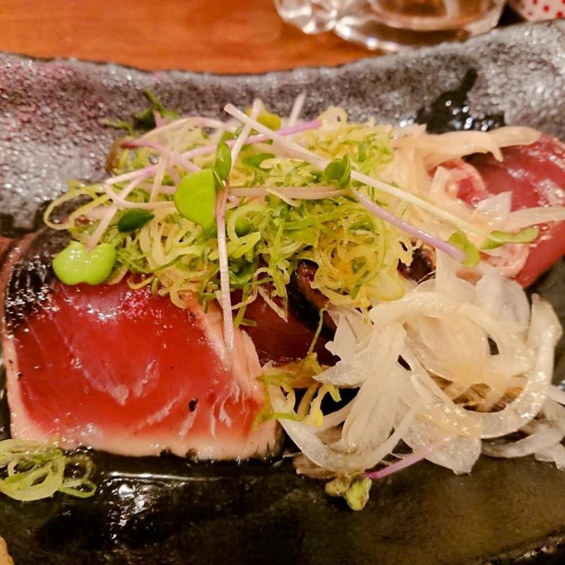 鰹のたたき(酒と魚と炙焼 新宿ろじ)