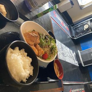 骨付鶏甘辛煮定食(１００パーセントファミリー ダーツバー)