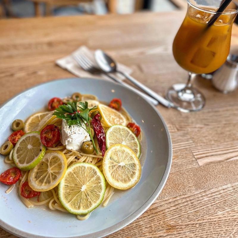 レモン&ライムそしてグリーンオリーブにトマトマスカルポーネをのせた夏の始まりパスタ(5 waters cafe)