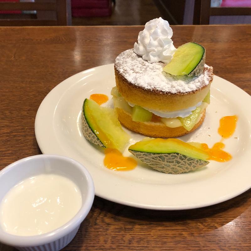 "ふんわり"厚切りスフレパンケーキのメロン添え(トマト＆オニオン 我孫子店)