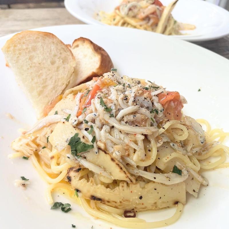 釜揚げしらすとエビ・フルーツトマト・タケノコのペペロンチーノ( TOLO COFFE&BAKERY(トロ コーヒーアンドベーカリー))