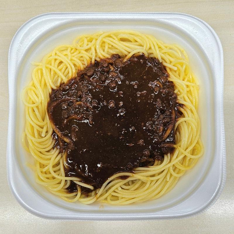 うま味の詰まったミートソースパスタ(セブンイレブン 麹町駅前店)