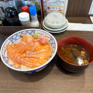 とろサーモン丼(泳ぎ活魚・炭火焼き 駅前 六甲道店 )