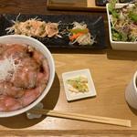 ローストビーフ丼(肉ダイニング 満)