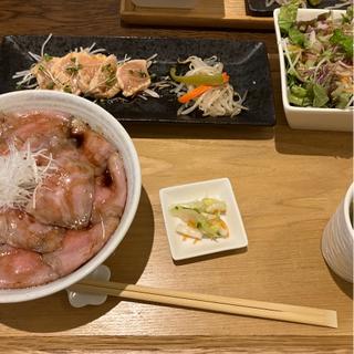 ローストビーフ丼(肉ダイニング 満)