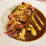 ステーキ肉増し＆煮込みカレー(ステーキライスとカレーの店 センタービーフ西新宿店)