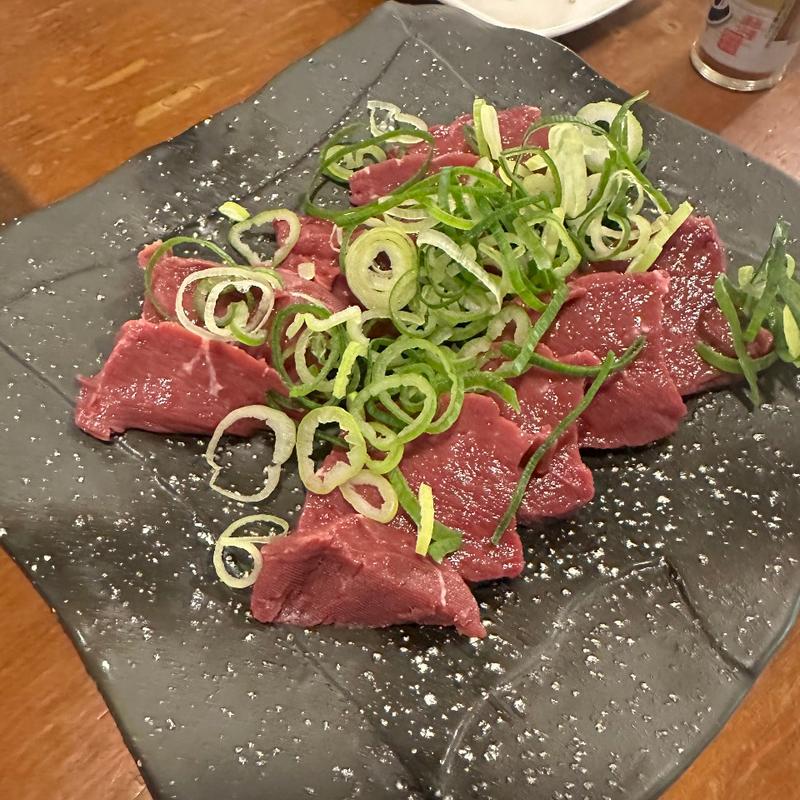 和牛のハツ刺し(牛すじホルモン 二刀流武蔵｜居酒屋)