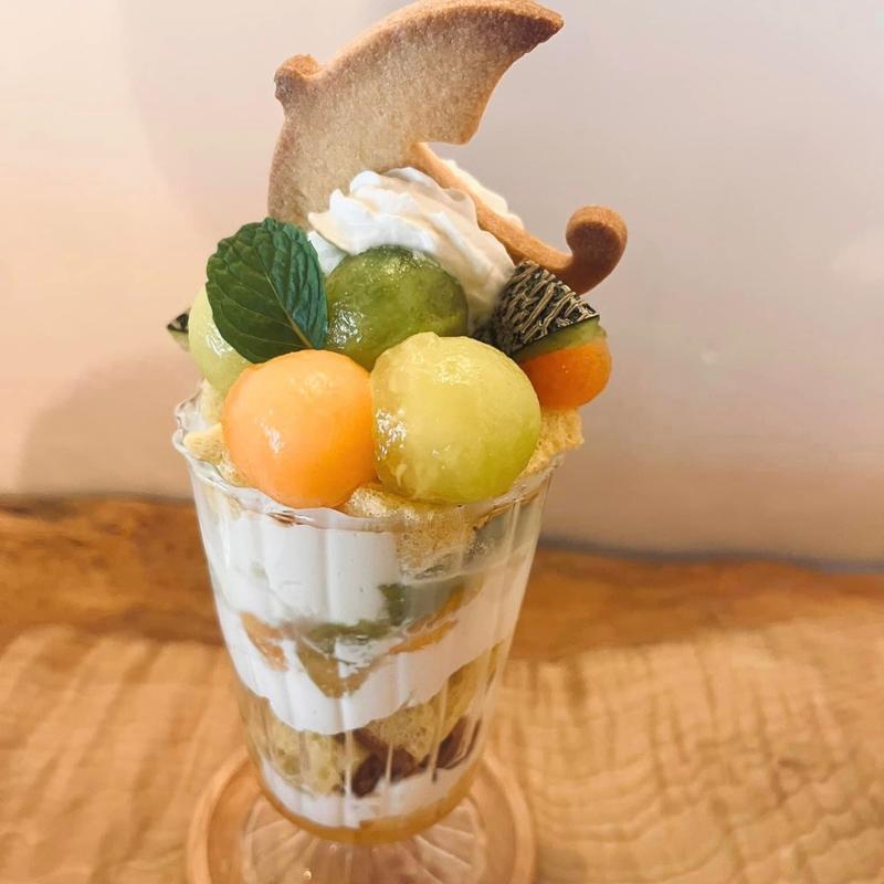 メロンとミントの杏仁シフォンパフェ(あめあがり)