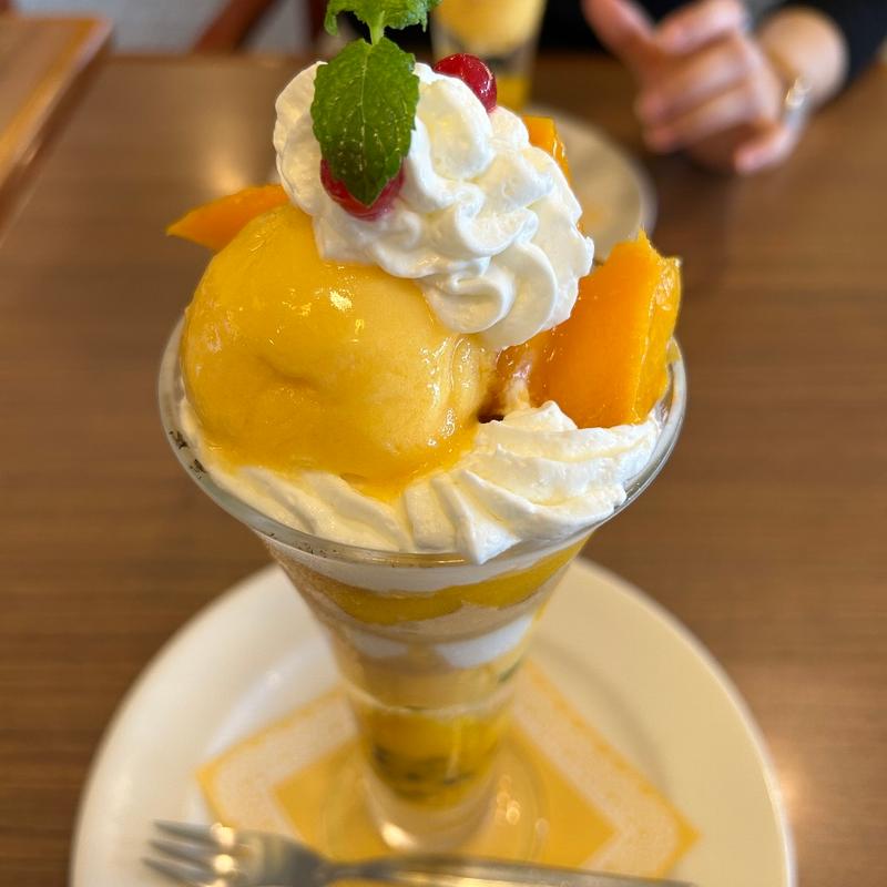 Royal Host's マンゴーパフェ(ロイヤルホスト成田店)
