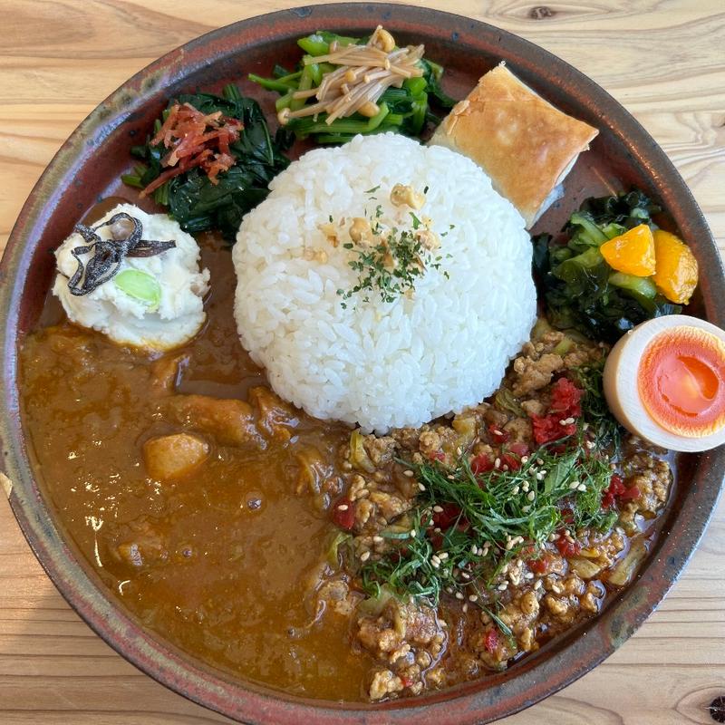 あいがけ(チキン×気まま)(カレーと副菜 ホメシ食堂)