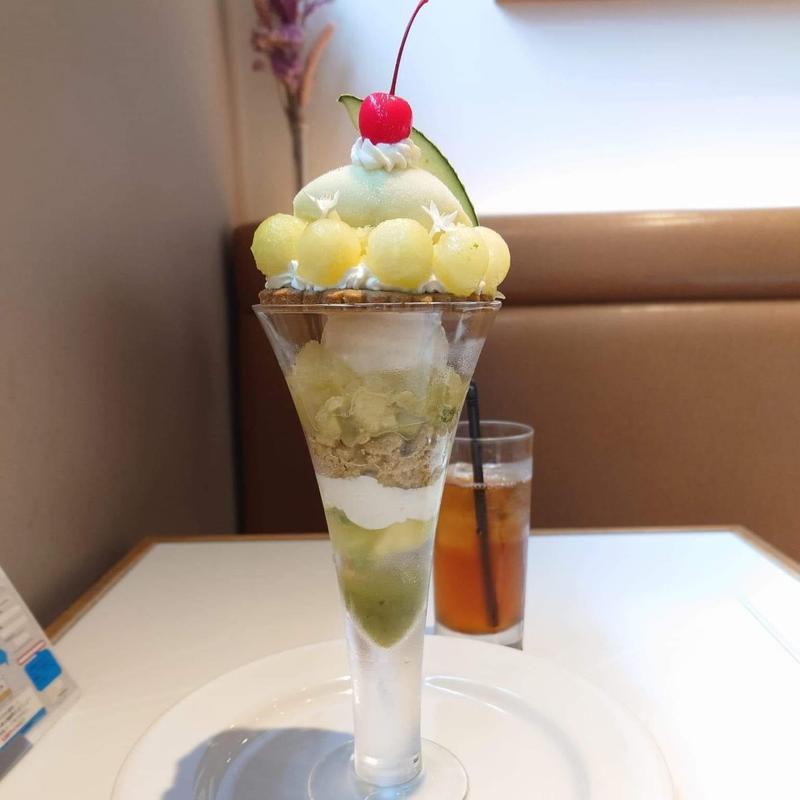 贅沢メロンパフェ(サロン ベイク アンド ティー NEWoMan新宿)