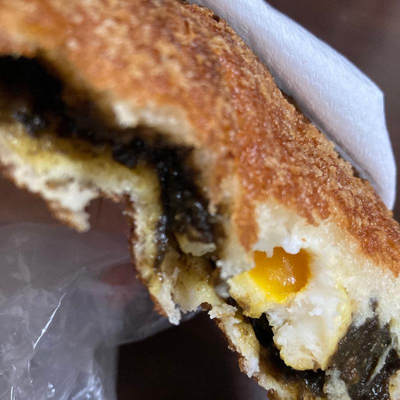 半熟卵入り黒カレーパン(神戸ベル淡路SAベーカリー店)