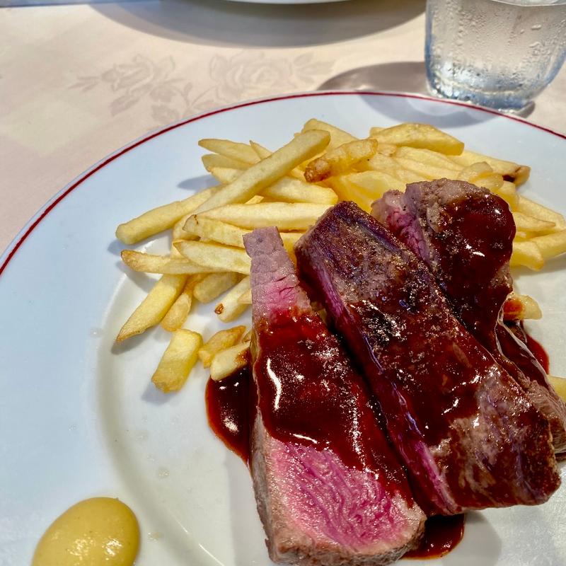 ステーキオンフリット(パリのワイン食堂)