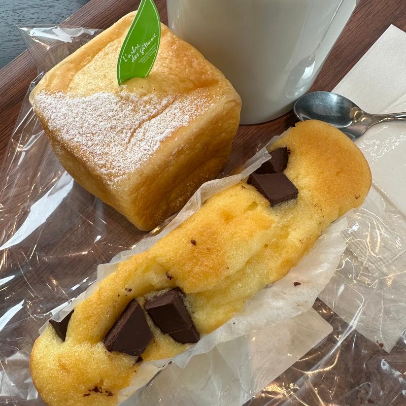 しっとりとしたケーキ(チョコ)➕クリームパン(カスタード)➕コーヒー(ハースブラウン 南万騎が原)