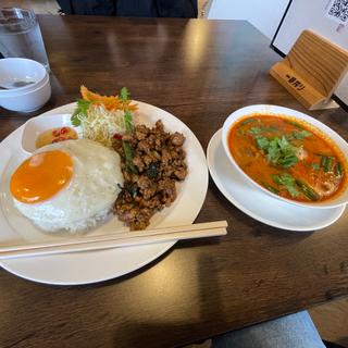 ガパオライスとトムヤムクン(タイ料理ルアンマイ )