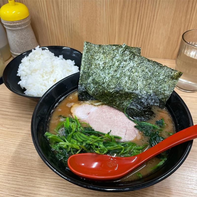 ほうれん草増しラーメン(横浜ラーメン 武蔵家 御茶ノ水店)