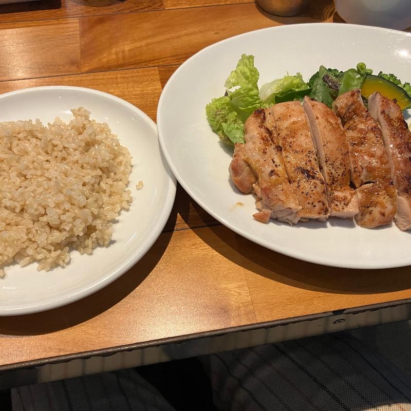 皮なし鶏モモ肉のピリ辛ホットグリル(筋肉食堂 銀座コリドー店
)