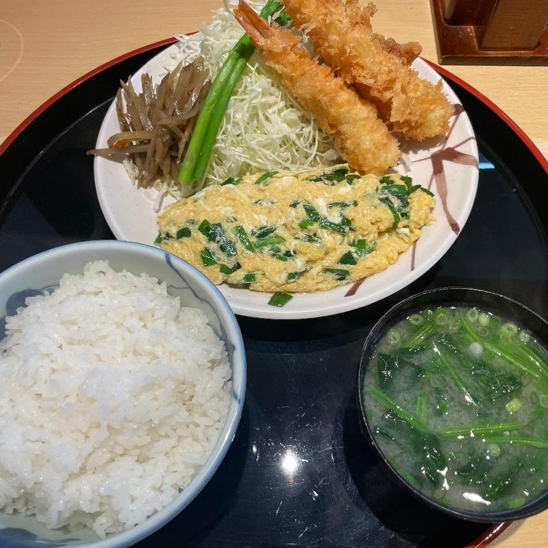 ニラ玉とエビフライ定食(善太郎食堂)