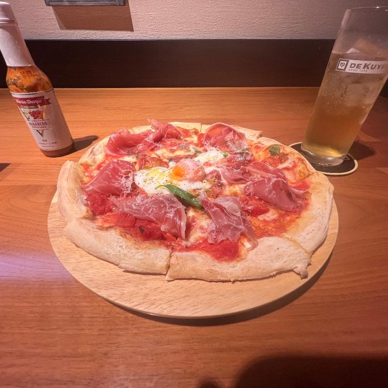 イタリア産生ハムとペコリーノ・ロマーノのピッツァ 半熟卵のせ(オステリア デッラ ミゼリア)