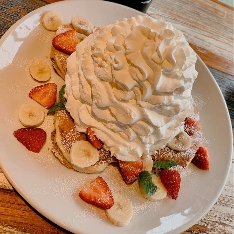 ストロベリー&バナナホイップパンケーキ(コナズ珈琲浜松)
