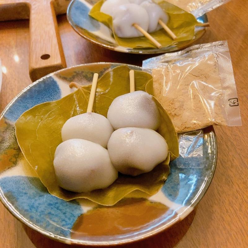 小さなかしわ団子（2本）(茶寮 泉屋 大手町店)