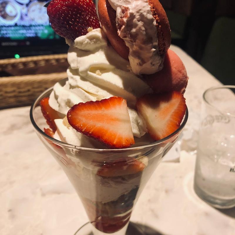 苺フランポワーズマカロンパフェ(ベビーフェイスプラネッツ 盛岡南店)