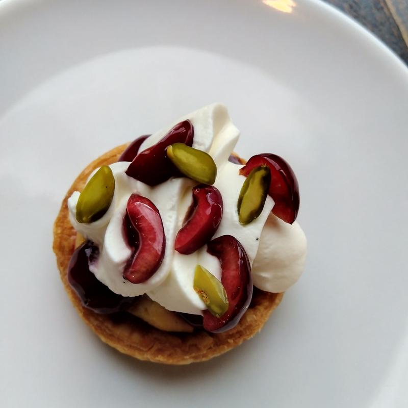 チェリーパイ(パンとお菓子と小さなレストラン bée)