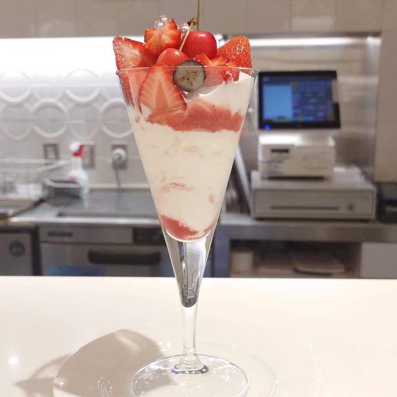 国産苺とさくらんぼのパフェ(タカノフルーツパーラー パフェリオ本店)