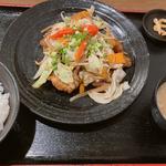 鳥唐揚げと野菜の味噌炒め定食