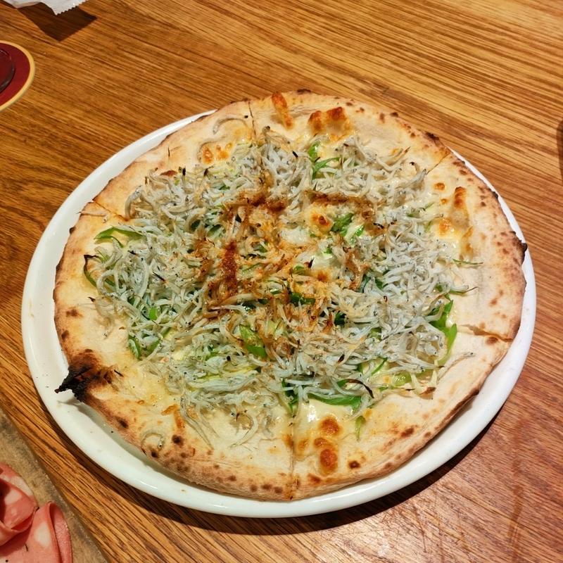 釜揚げしらす・九条ネギ・焦がしバター醤油のピッツァ(スプリングバレーブルワリー東京 （SPRING VALLEY BREWERY TOKYO）)