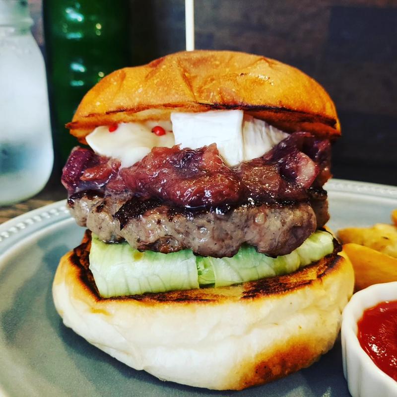 ルバーブとベーコンのジャム・カマンベールチーズバーガー(Kokopelli)