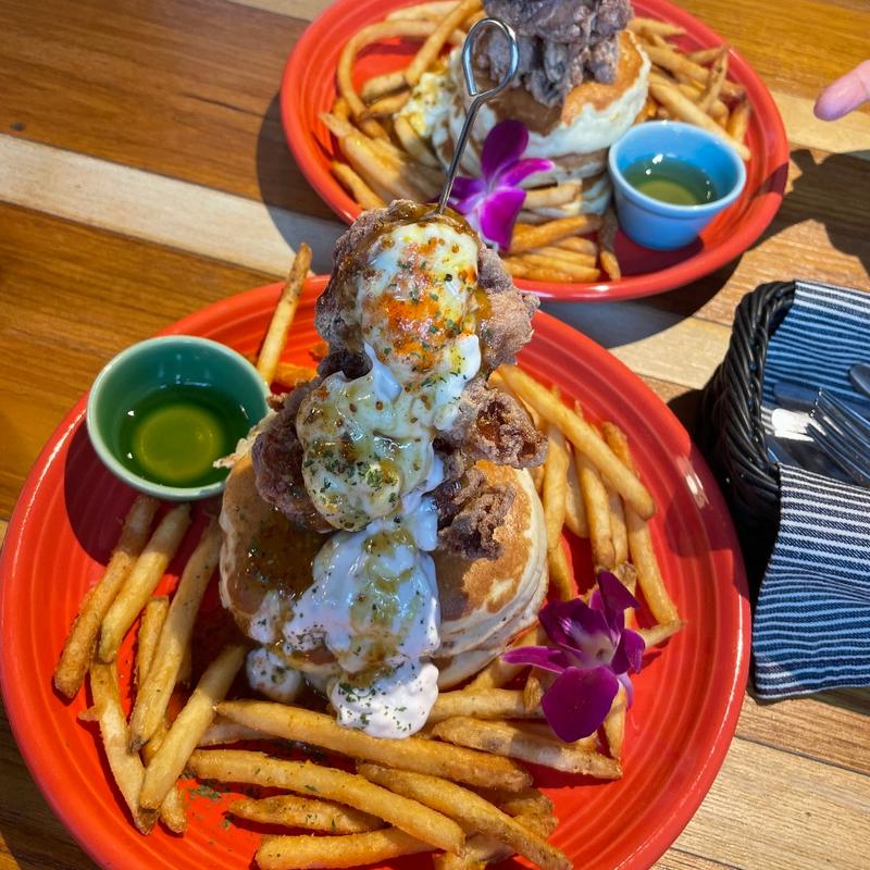 ハニーマスタードモチコチキンパンケーキ(コナズ珈琲守山)