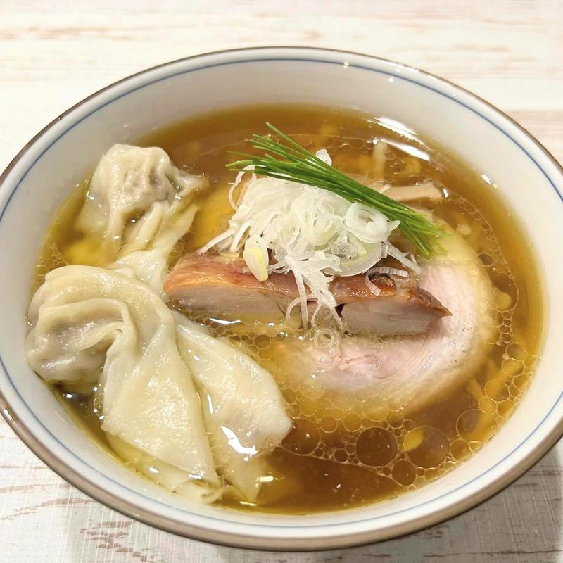 手揉みワンタン入り中華そば(中華そば 四つ葉)