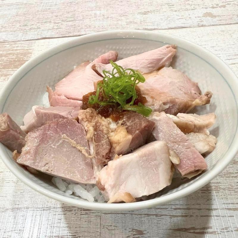 吊るし焼きチャーシュー丼(中華そば 四つ葉)