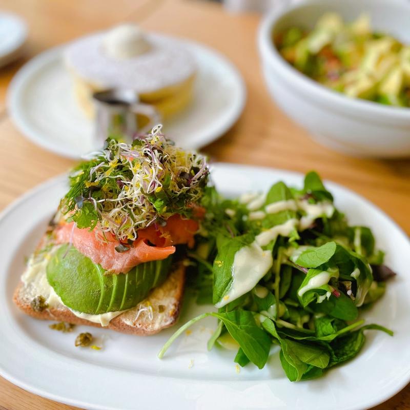 スモークサーモンとディジョンクリームチーズ、フレッシュハーブのアボカドトースト(crisscross)