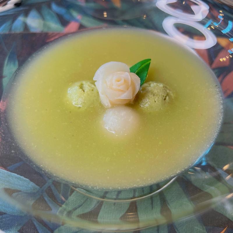 泉州産の空豆の上湯と花飾り(モダンチャイニーズＫｉｔａ)