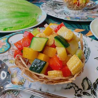 海老と季節野菜のガーリック炒めレタス包み(モダンチャイニーズＫｉｔａ)