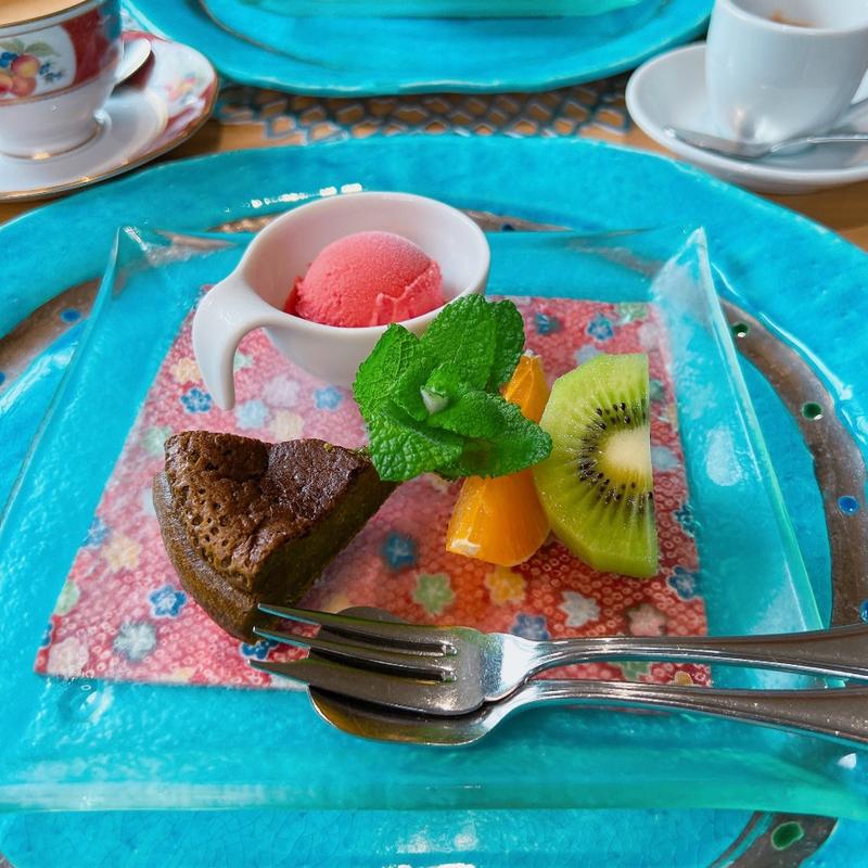 本日のデザート2種とフルーツ(くちーな・おるそ)