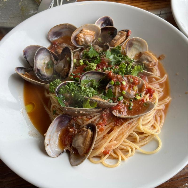 北海道産大粒あさりのトマトソースパスタ(ダブルドアーズ・NAVY)