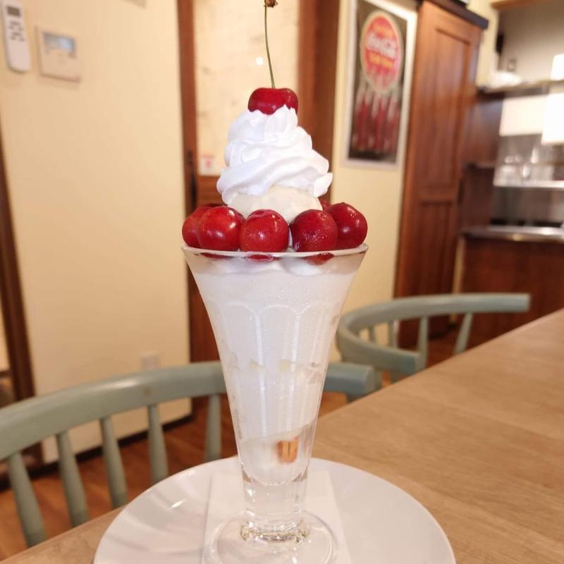 山形県産さくらんぼ紅秀峰のパフェ(ランズ珈琲 府内町店)