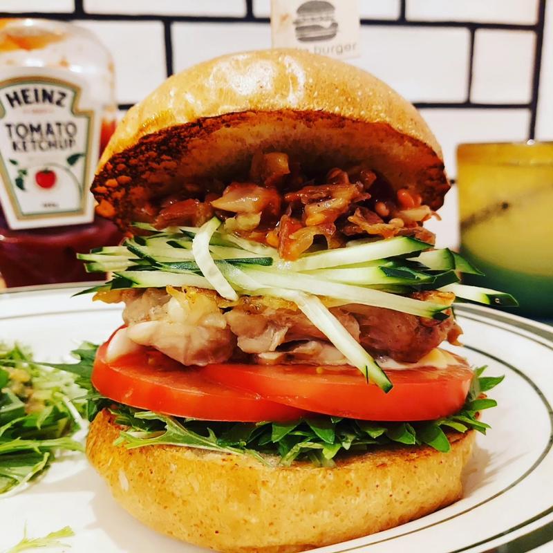 和風BBQバーガーのチキンレッグ変更+カリカリ梅薬味ソース変更+千切りきゅうりトッピング(milia burger)