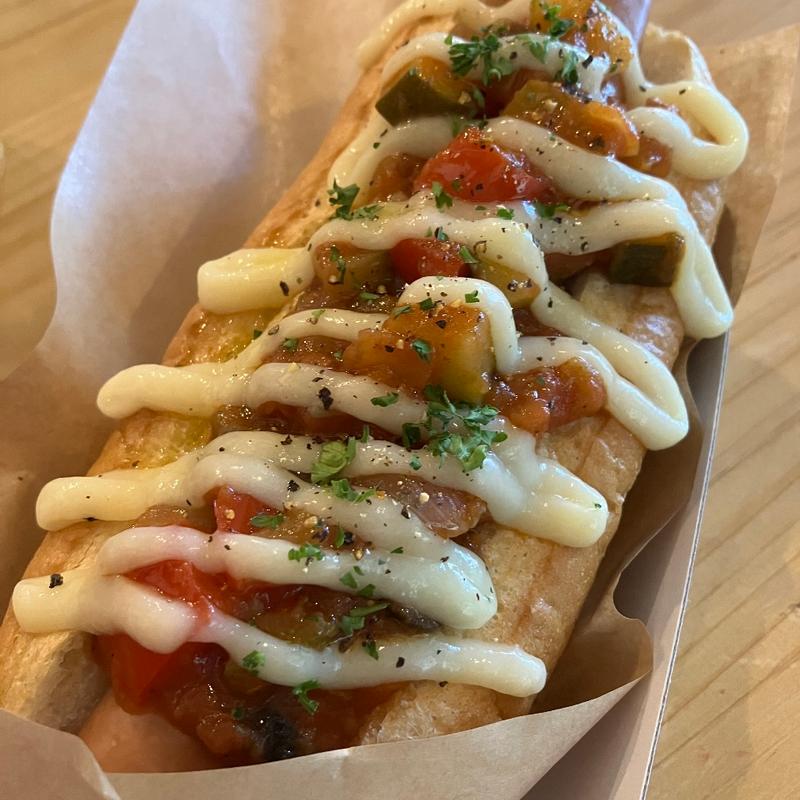 夏野菜のブッタネスカソースホットドッグ(ビア カフェ バテレ （Beer Cafe VERTERE）)