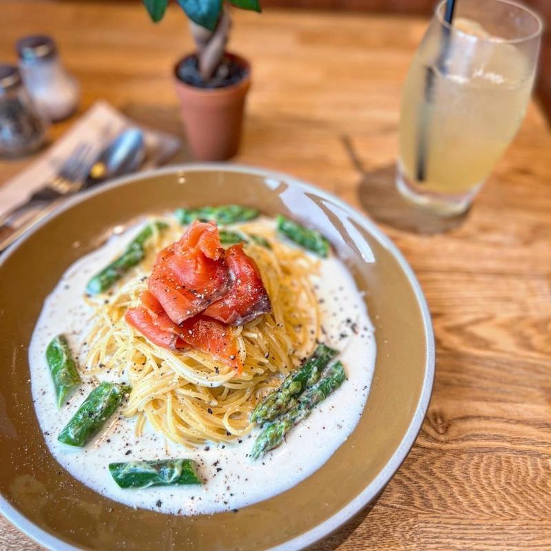 サーモンとアスパラのcreamソース(5 waters cafe)