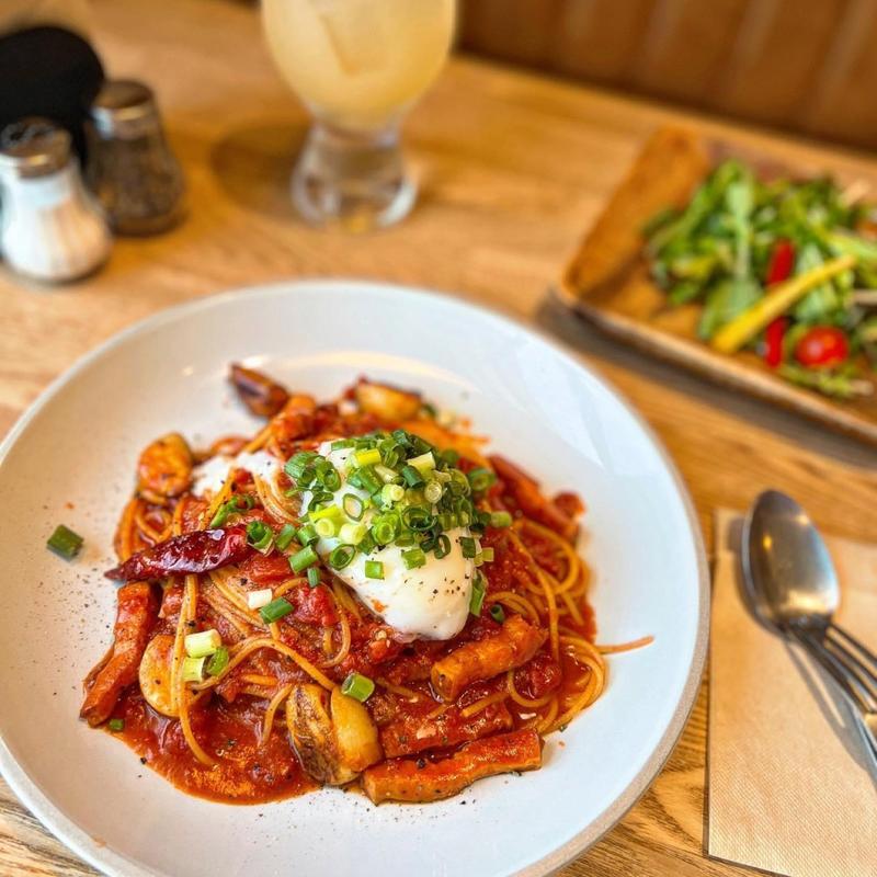 ベーコンとゴロゴロにんにく＋ネギ温玉tomato(5 waters cafe)