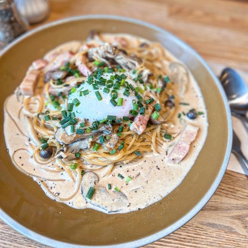 ベーコンときのこの味噌Creamソース温玉も(5 waters cafe)